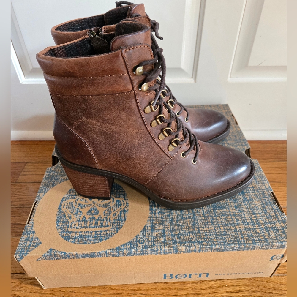 NWT Born Descent Boots